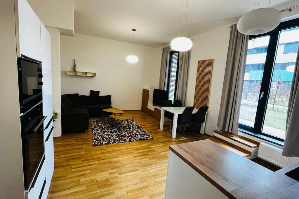 Apartment Holesovice, Garden, Garage Prag Exteriör bild