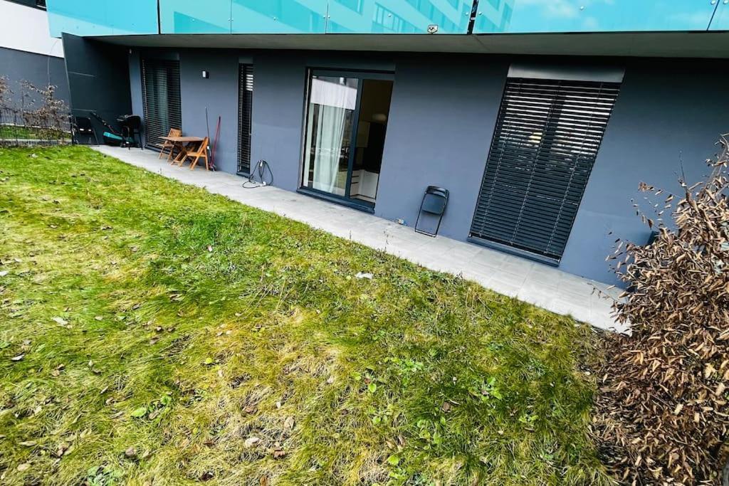Apartment Holesovice, Garden, Garage Prag Exteriör bild
